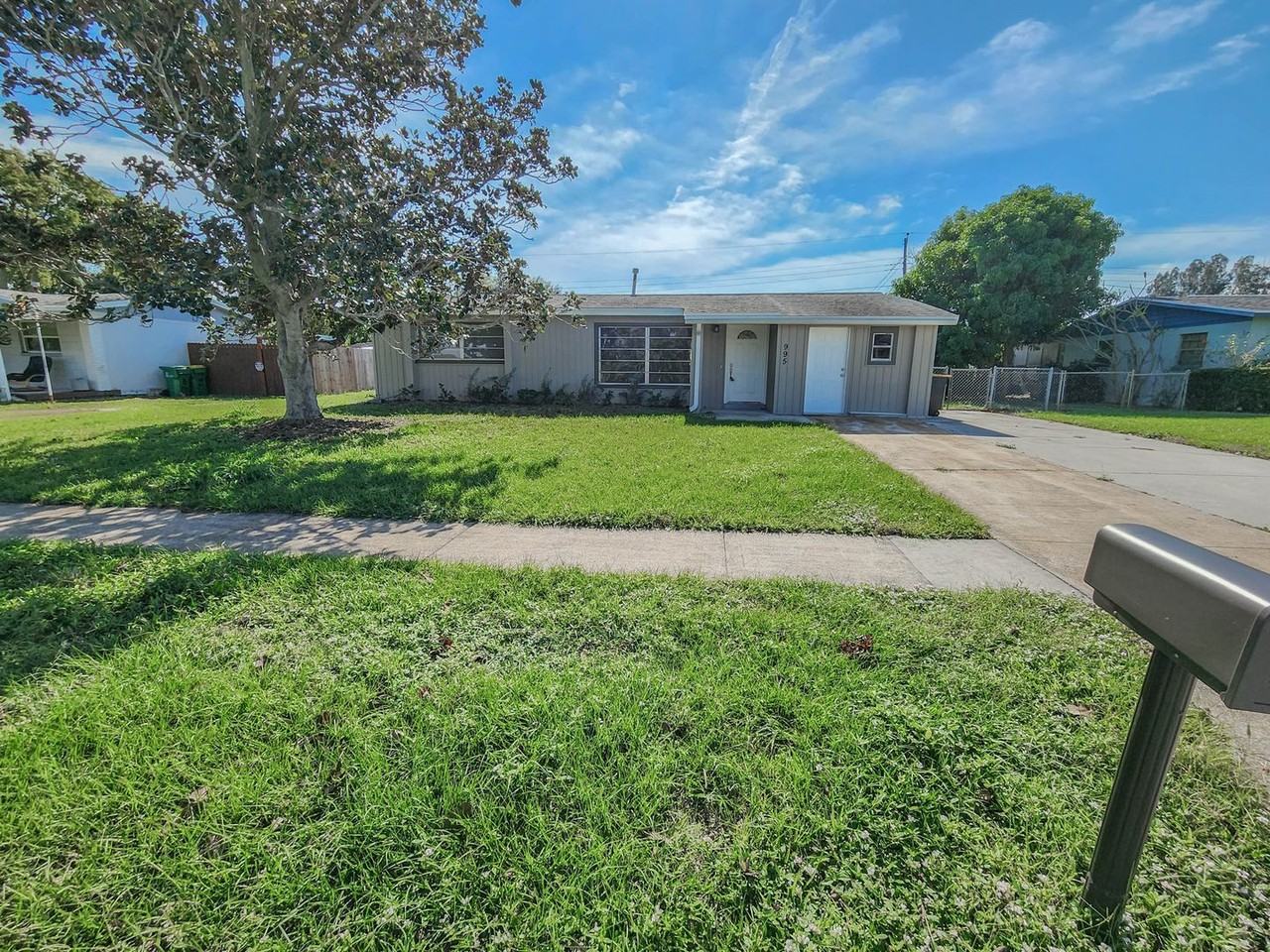 995 Barclay Dr - Photo 3 of 28