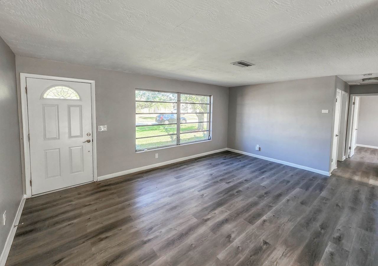 995 Barclay Dr - Photo 5 of 28