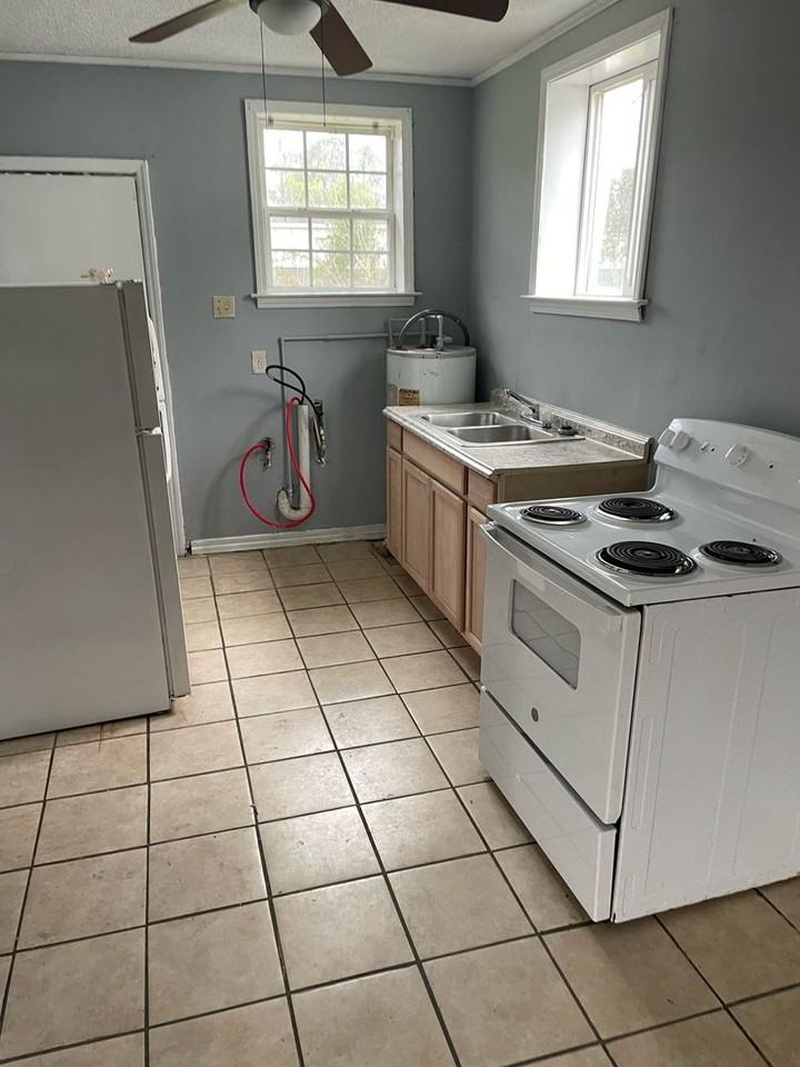 949 Woods St - Photo 2 of 7