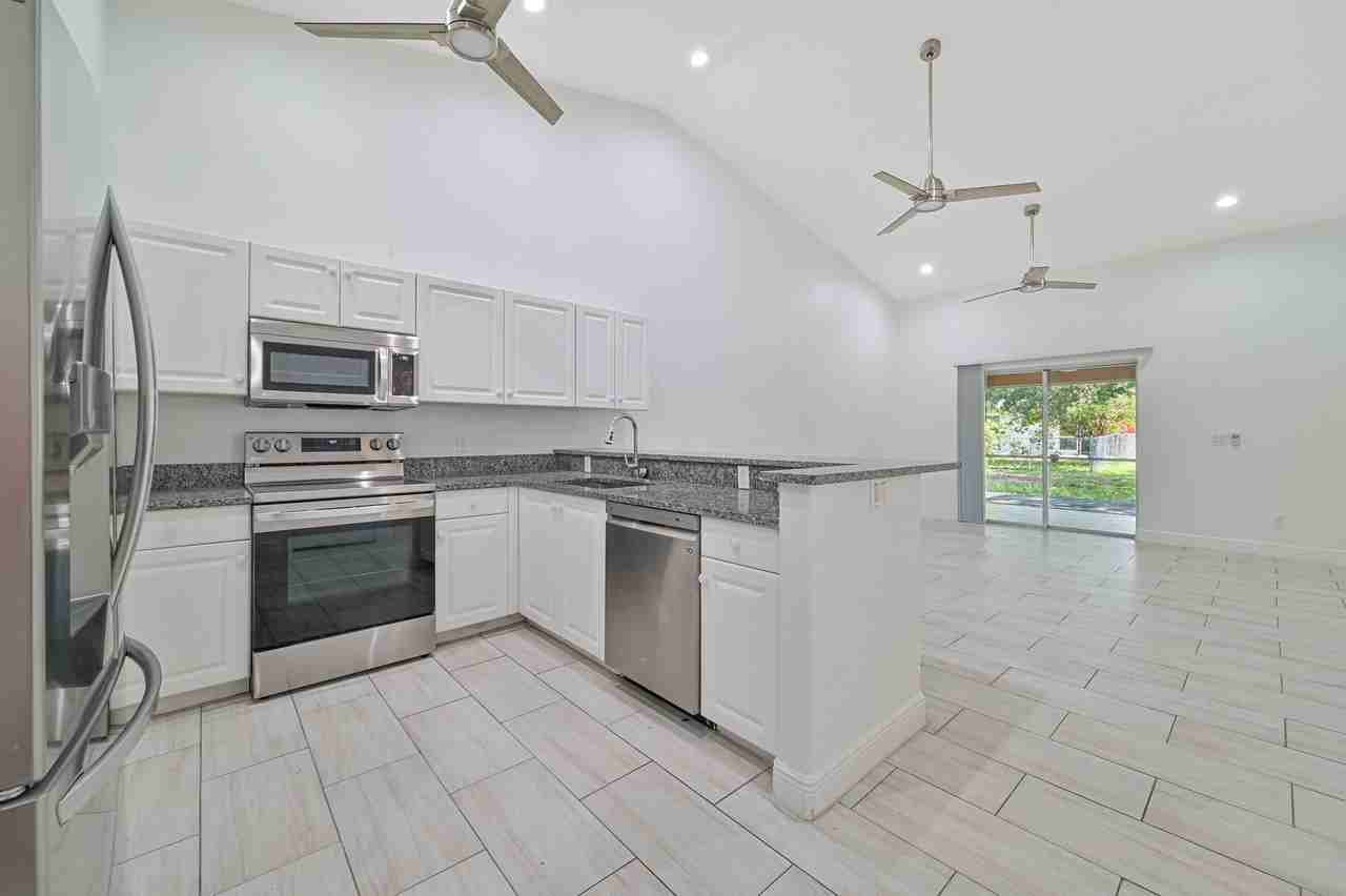 1226 Se 6th St - Photo 3 of 21