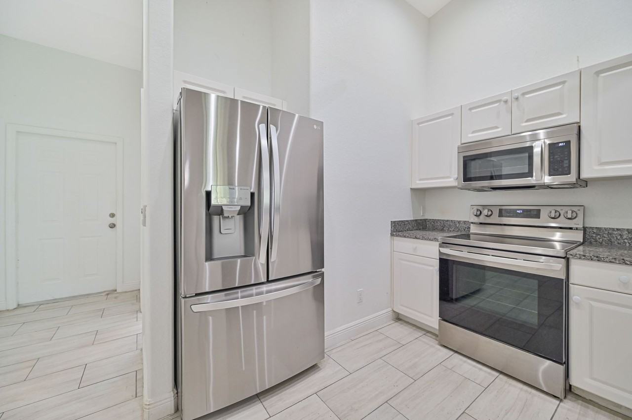 1226 Se 6th St - Photo 4 of 21