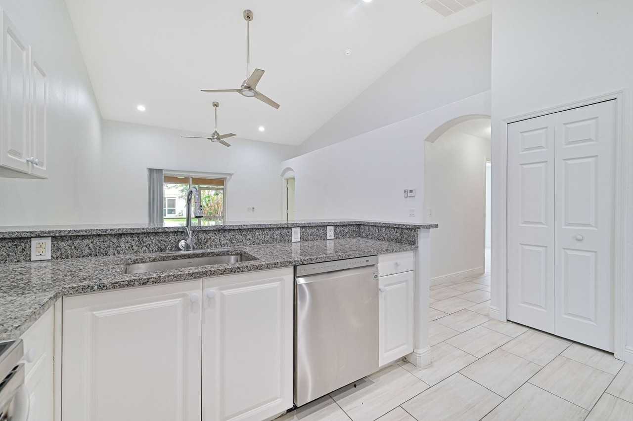 1226 Se 6th St - Photo 5 of 21