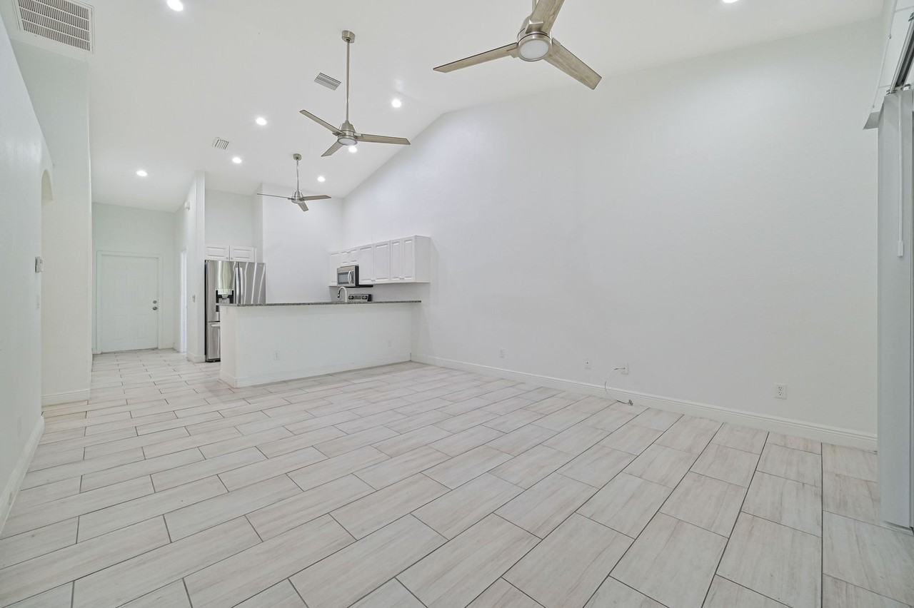 1226 Se 6th St - Photo 7 of 21