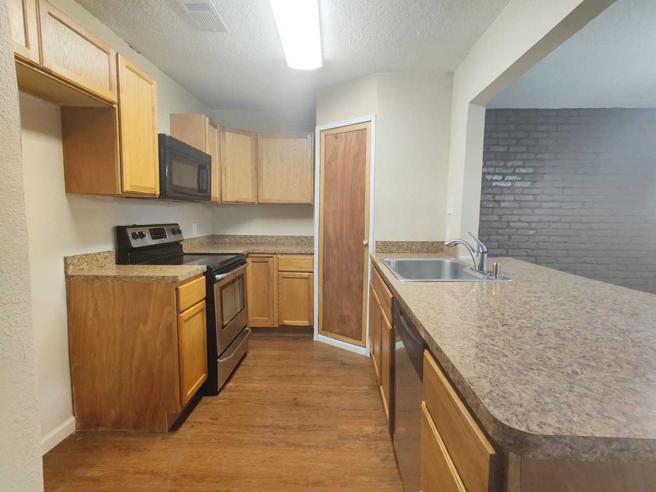 1003 Dyche Ln - Photo 5 of 21