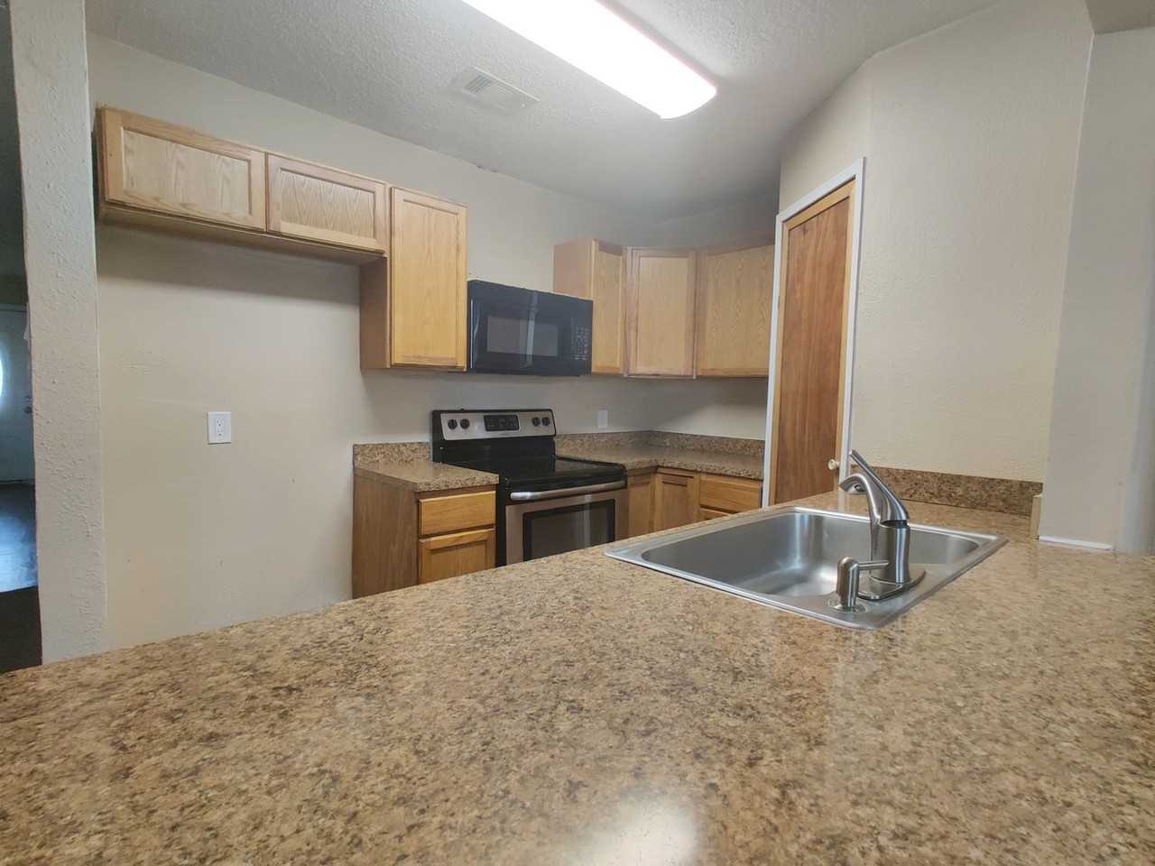 1003 Dyche Ln - Photo 6 of 21