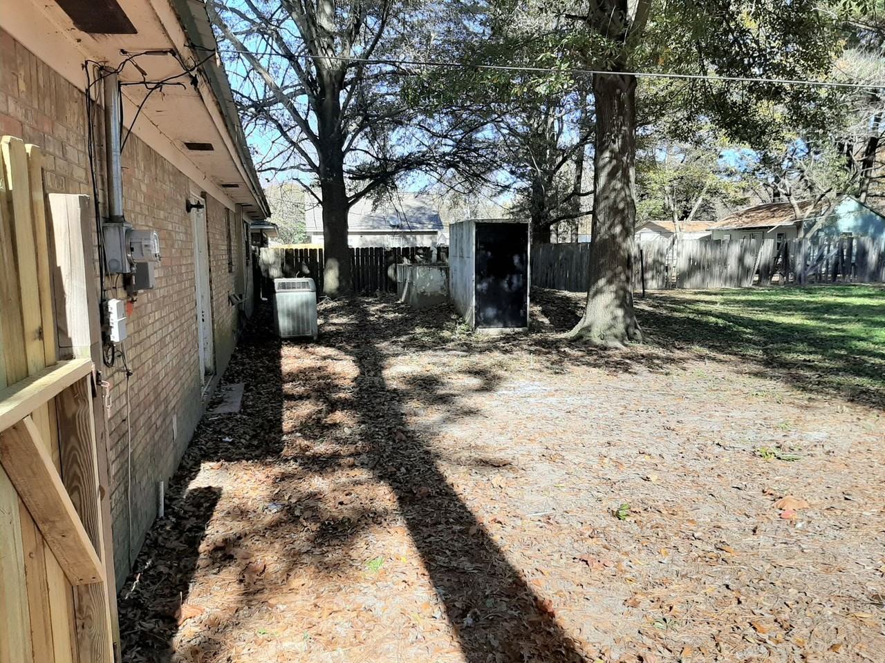 205 S Jim Denton St - Photo 2 of 25