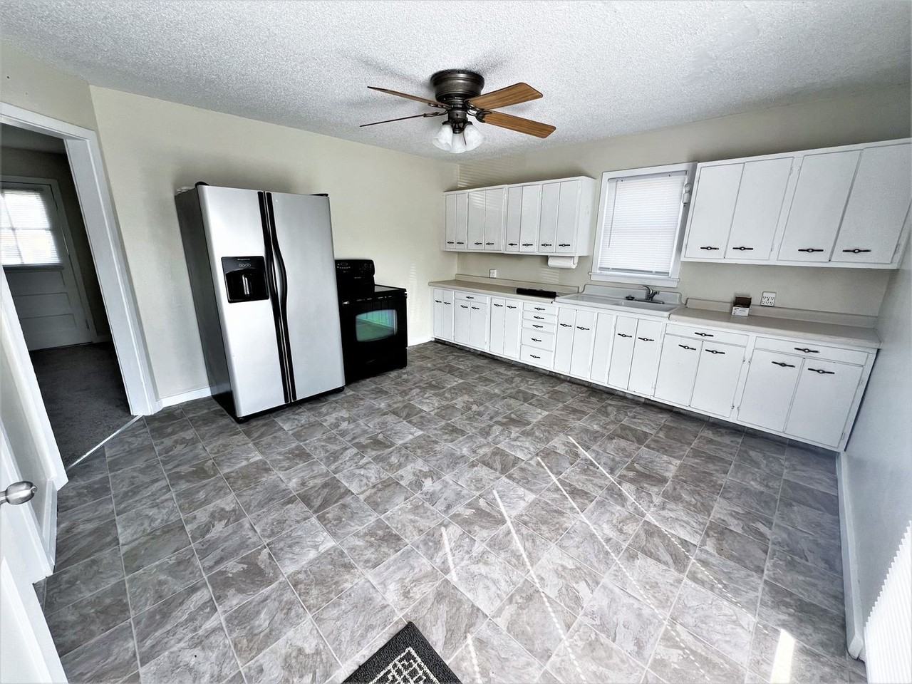 304 S Capital St - Photo 2 of 15