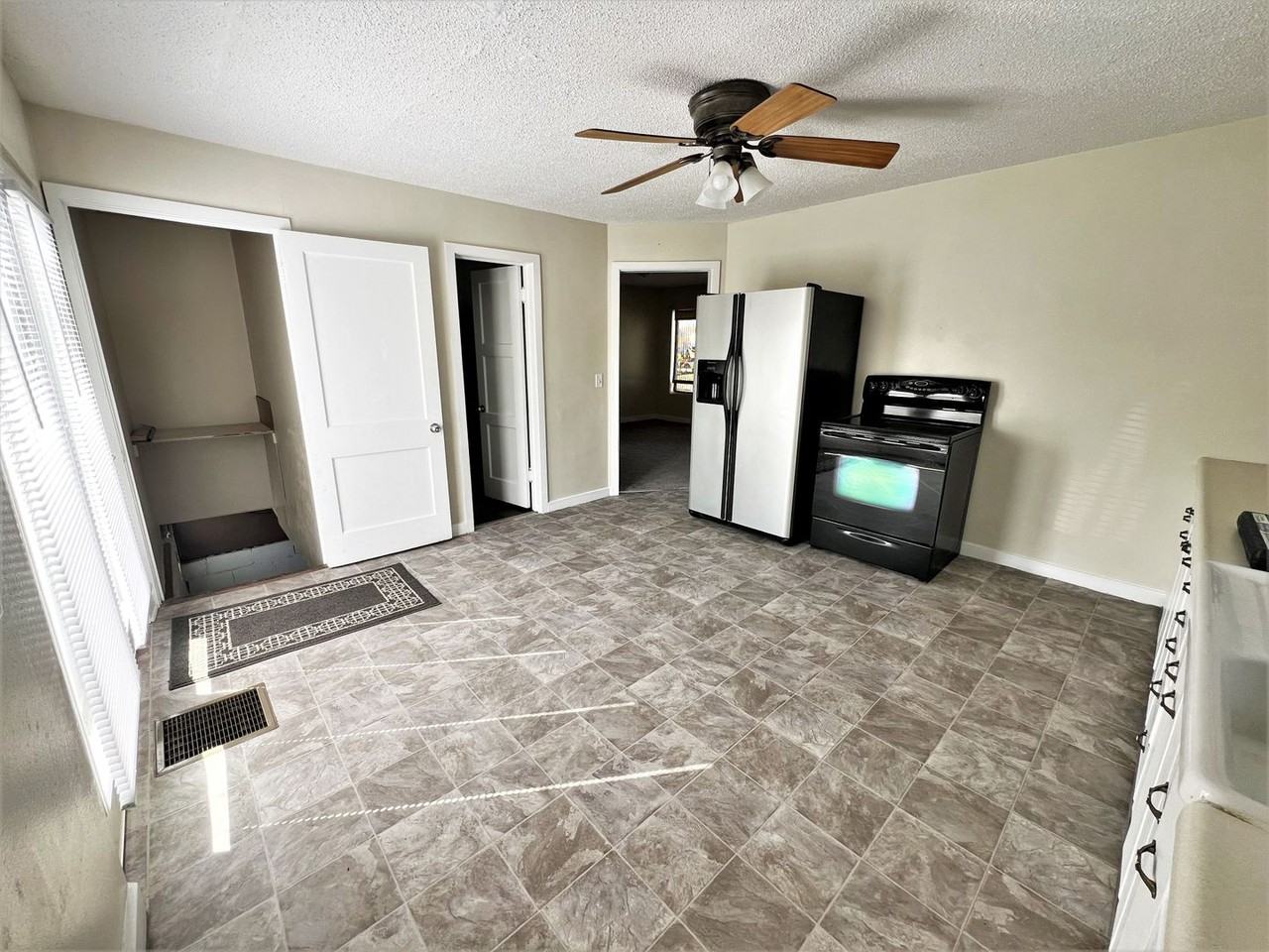 304 S Capital St - Photo 3 of 15