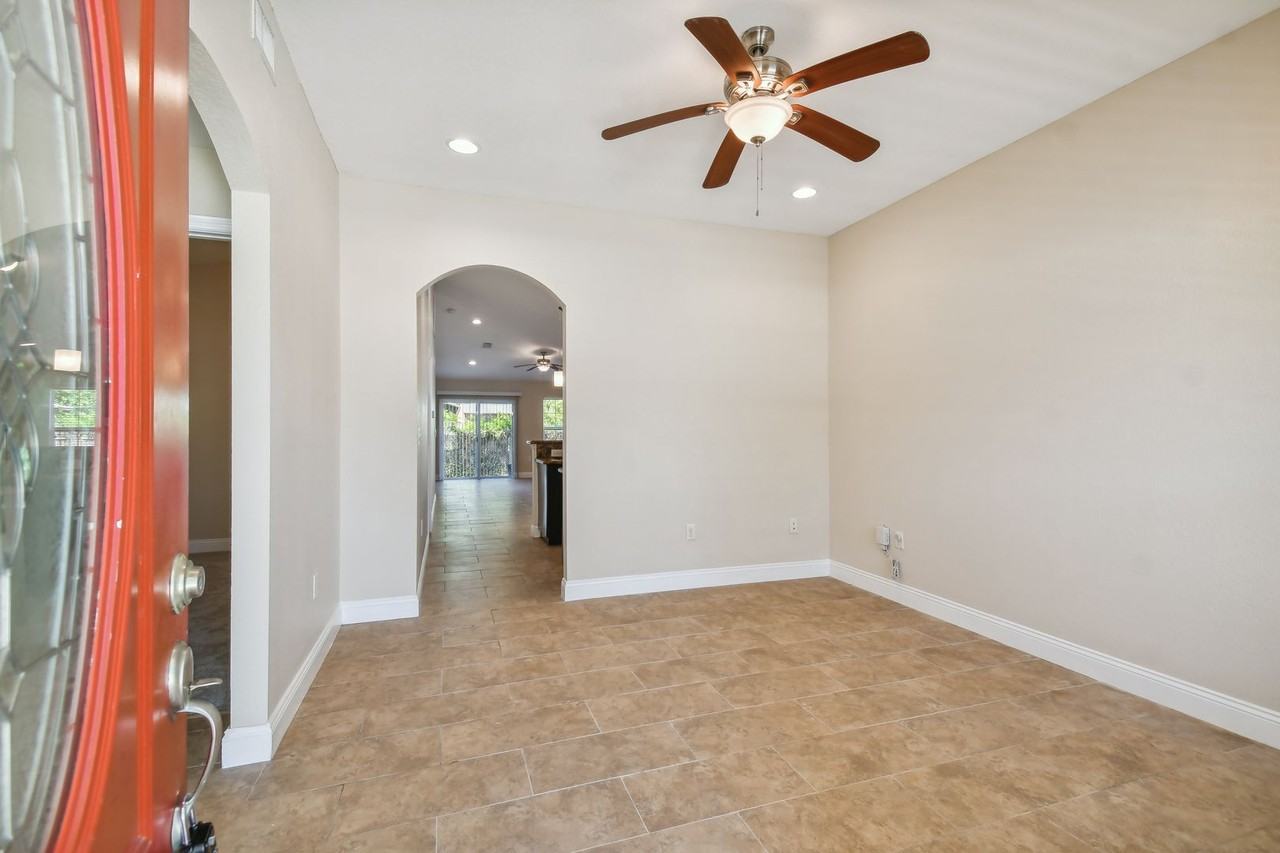 2321 W Beach St - Photo 2 of 33