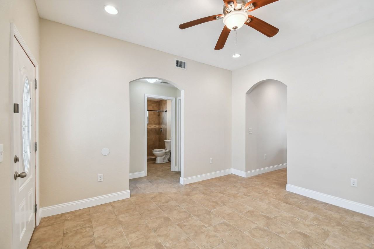 2321 W Beach St - Photo 3 of 33