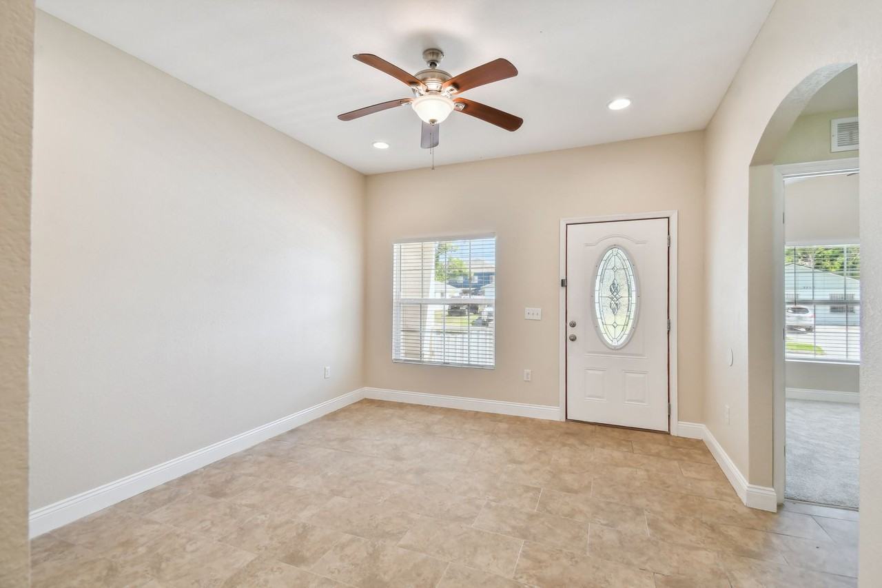 2321 W Beach St - Photo 4 of 33