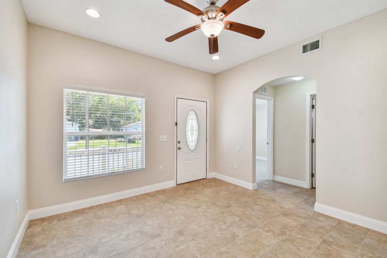 2321 W Beach St - Photo 5 of 33