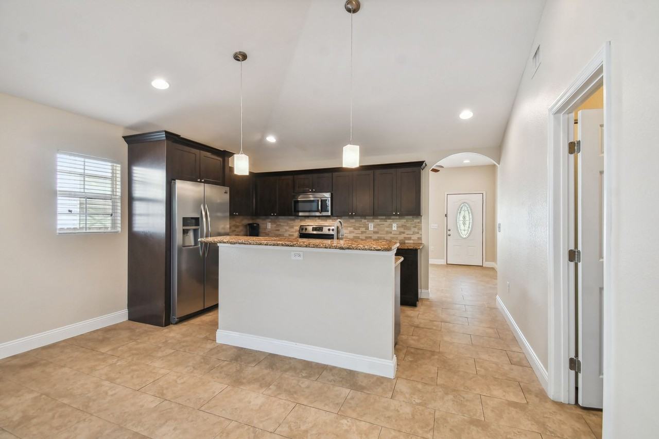 2321 W Beach St - Photo 6 of 33