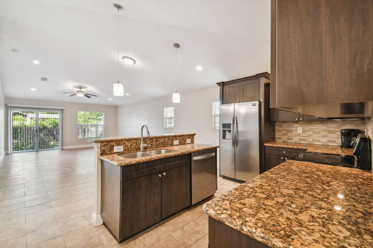 2321 W Beach St - Photo 7 of 33