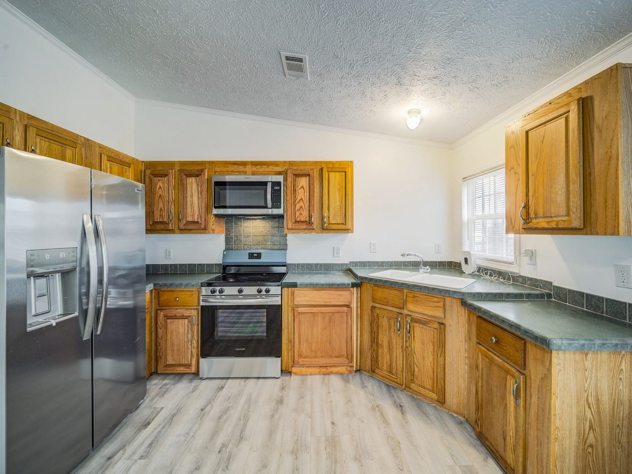 Leana Ave - Photo 2 of 6