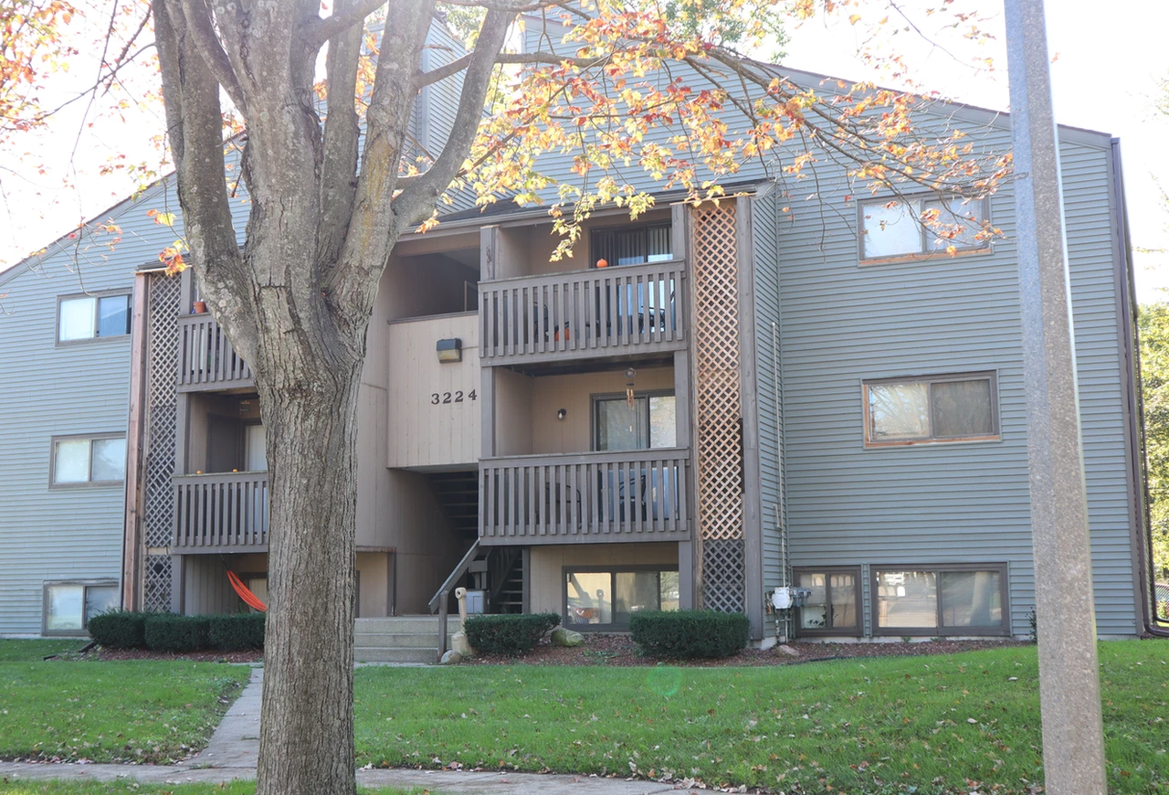 Circle West - Photo 4 of 6