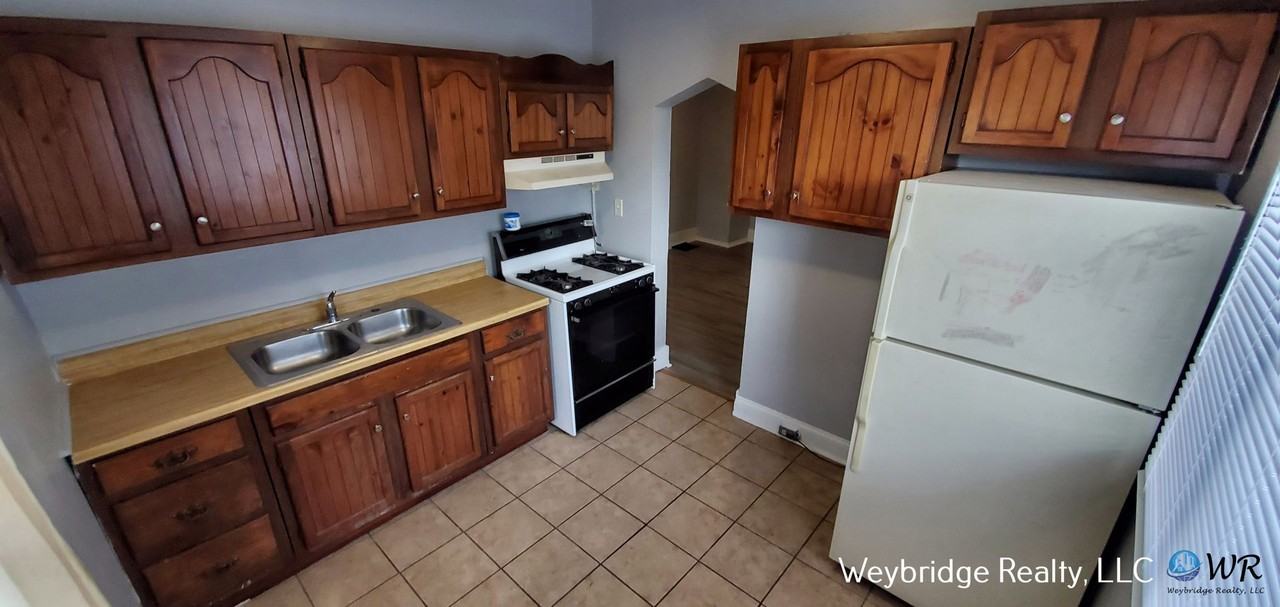 Noble Ave 2345-2347 - Photo 2 of 21