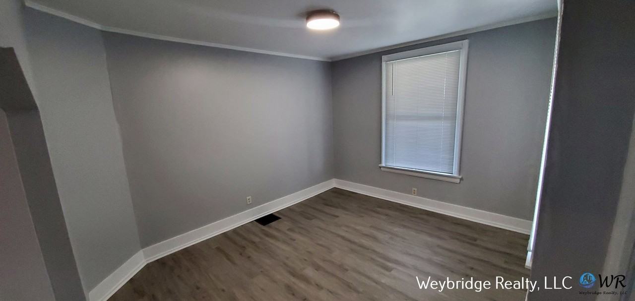 Noble Ave 2345-2347 - Photo 3 of 21