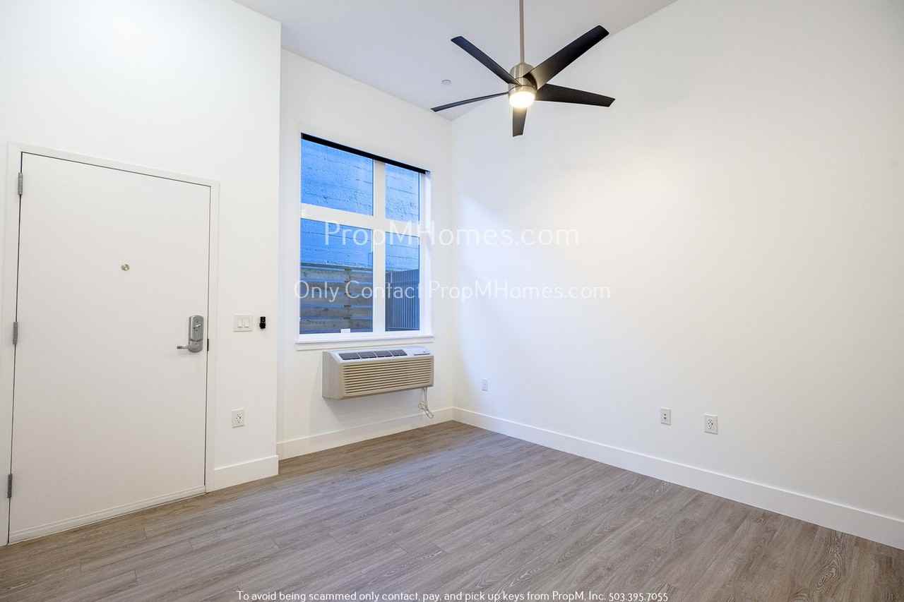 1825 Se 50th Ave #102 - Photo 3 of 11