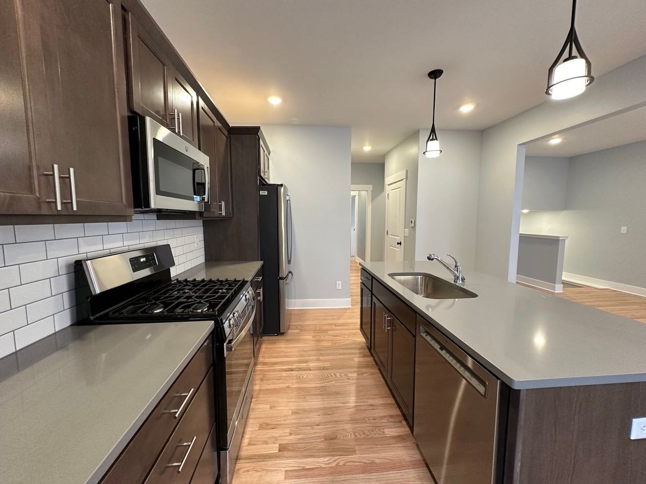 711 Bates St Se - Photo 2 of 39