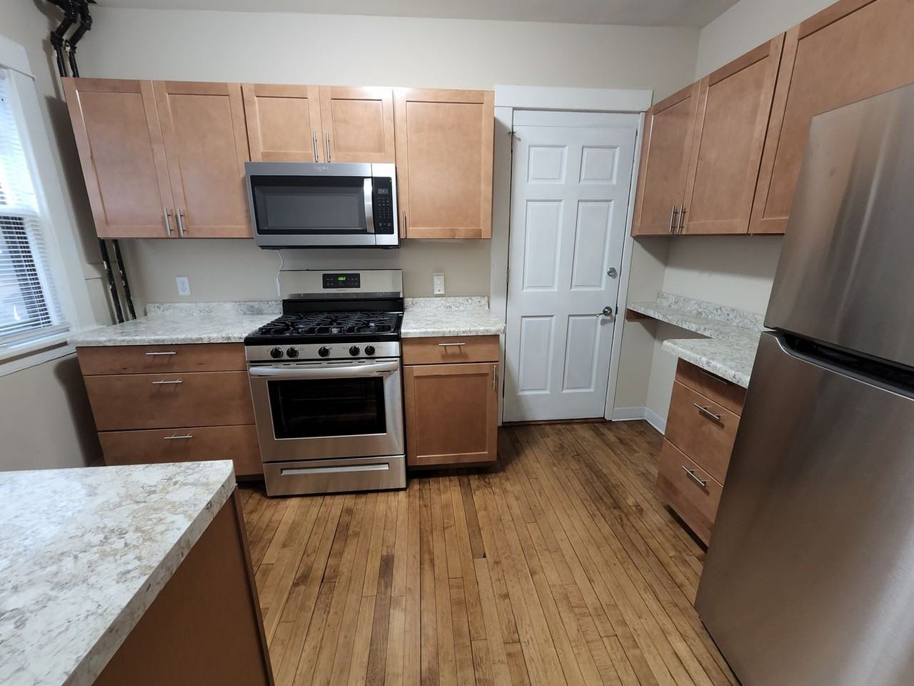 916 E Gorham St - Photo 5 of 22