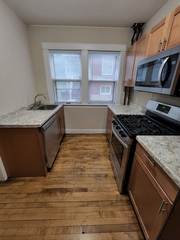 916 E Gorham St - Photo 6 of 22