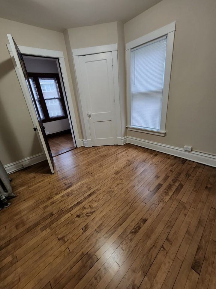 916 E Gorham St - Photo 7 of 22