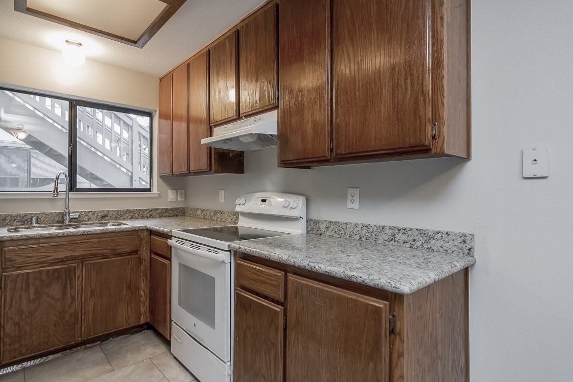 1105 Chelsea - Photo 2 of 23