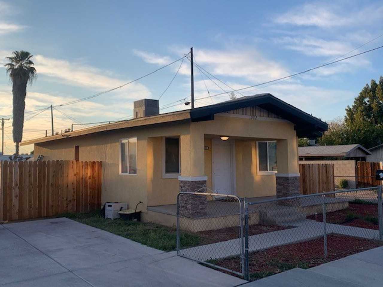1002 15th St - Photo 2 of 3