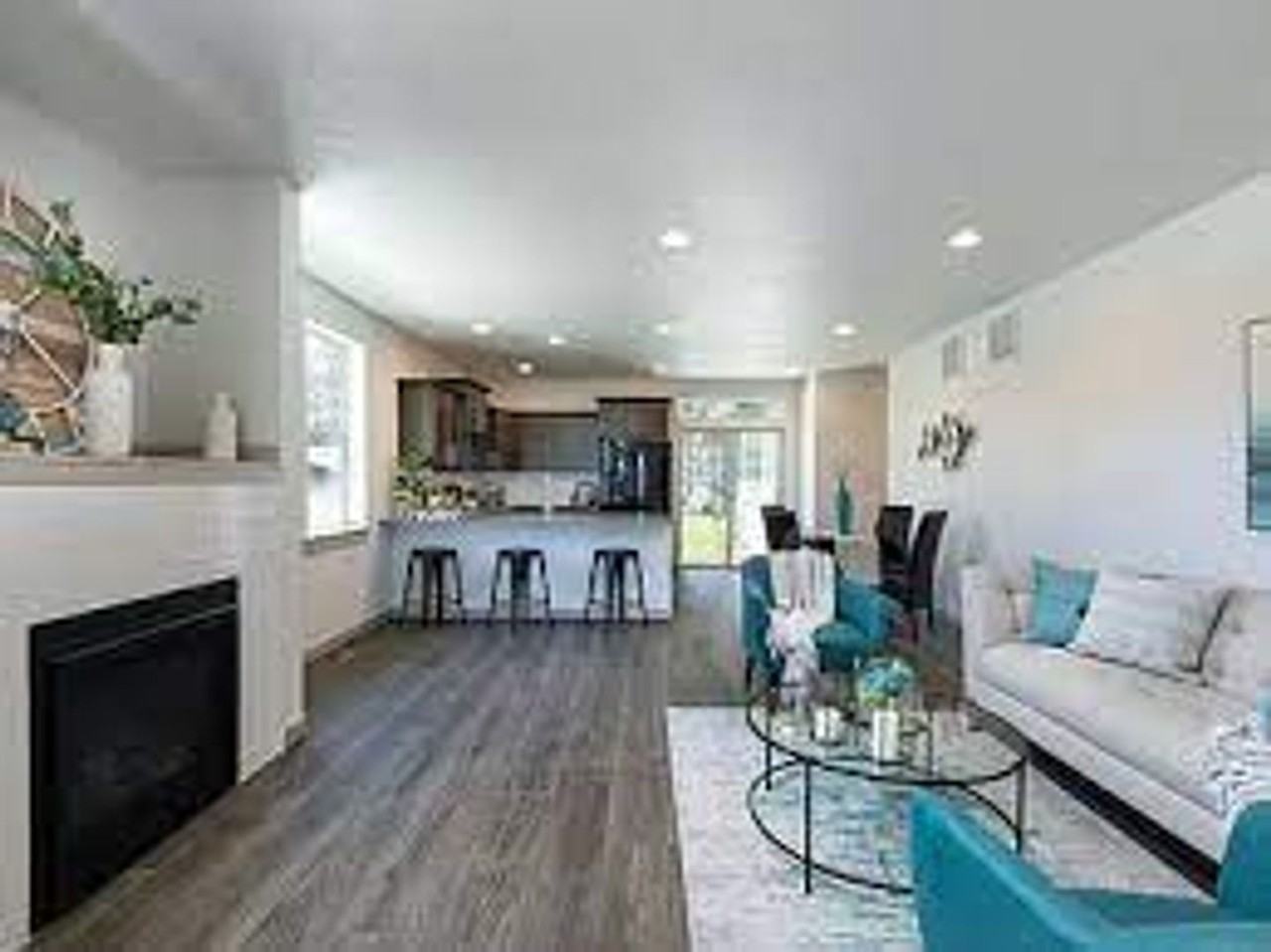 16497 Carter Ct - Photo 4 of 10