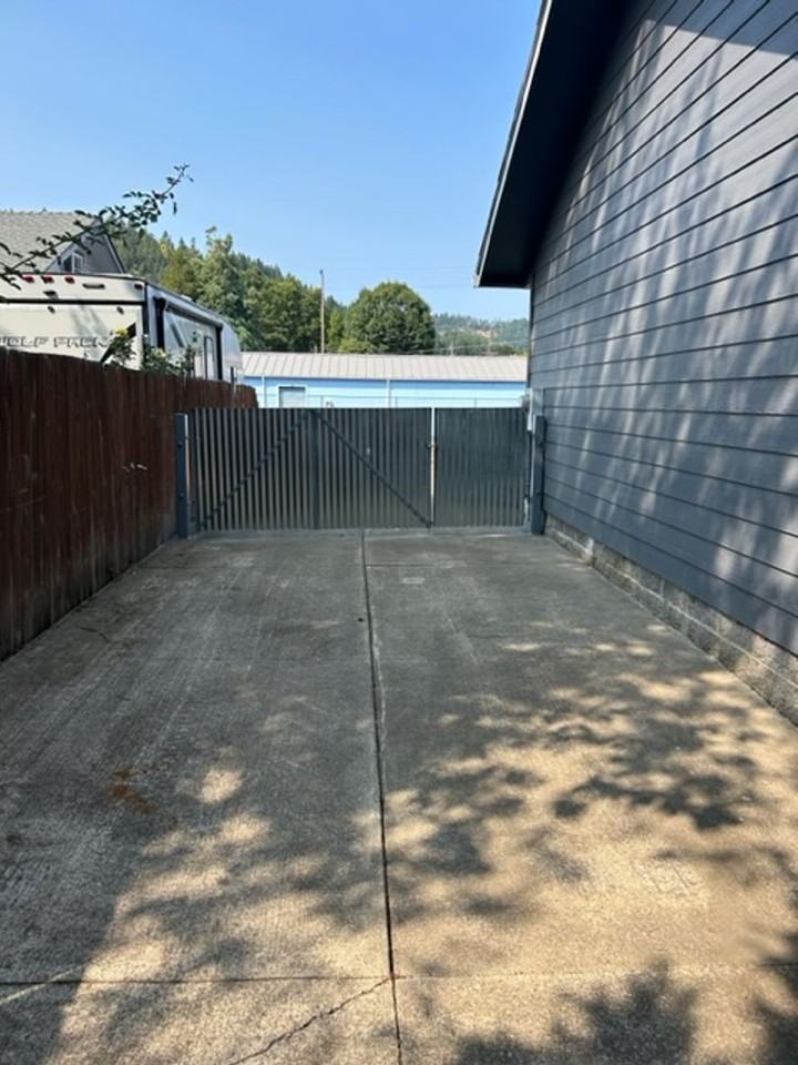 302 Harris Ave - Photo 2 of 19