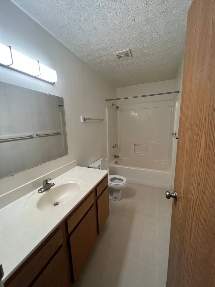 Spacious 2 bedroom 1 bath Available! - Photo 3 of 20