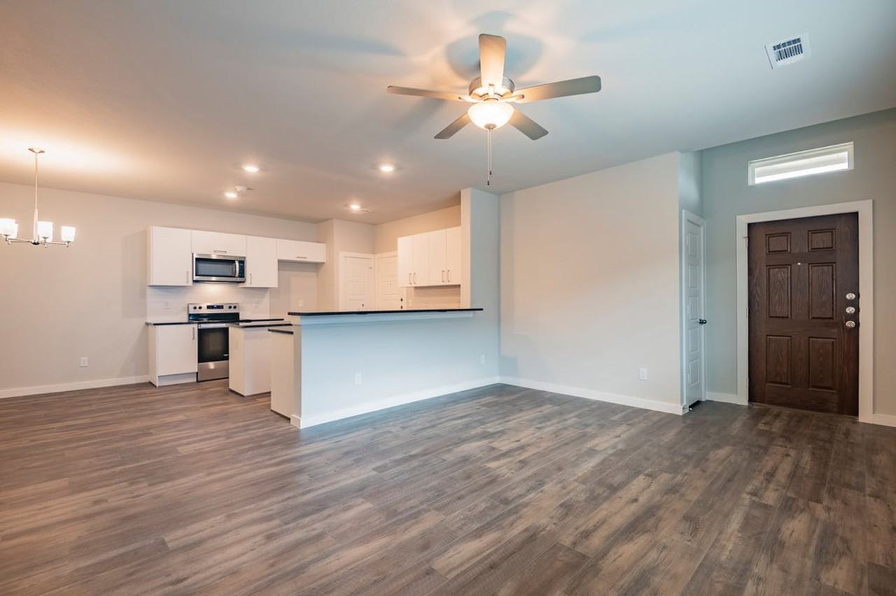 612 Blackland Dr - Photo 2 of 17