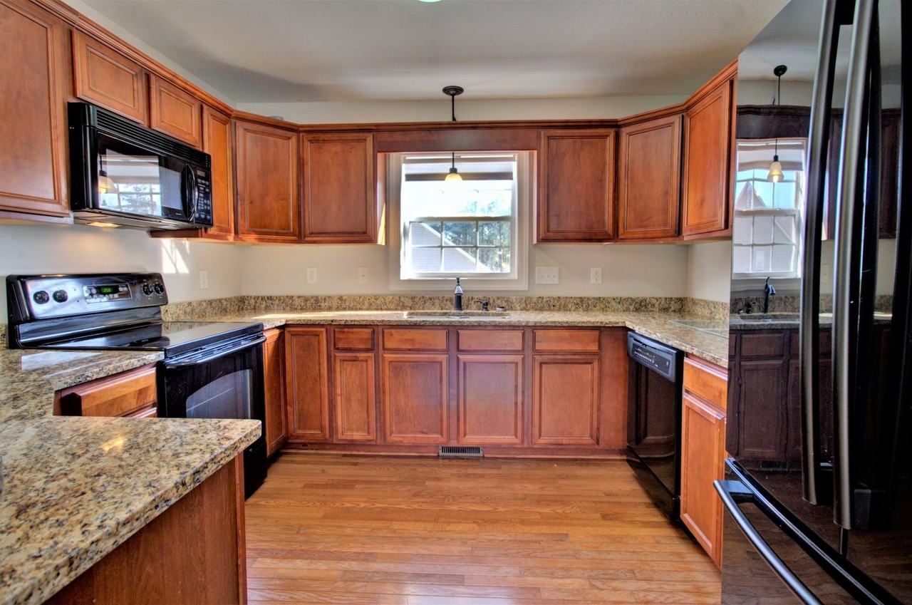 350 Beacon Ln - Photo 2 of 36