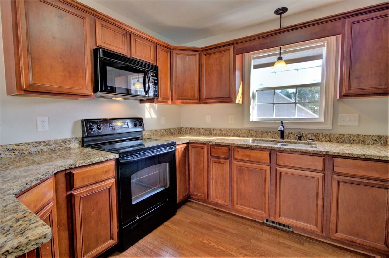 350 Beacon Ln - Photo 3 of 36