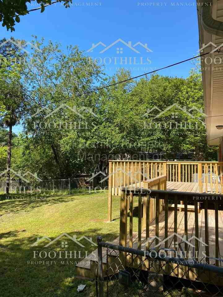 411 Camellia Dr - Photo 2 of 15