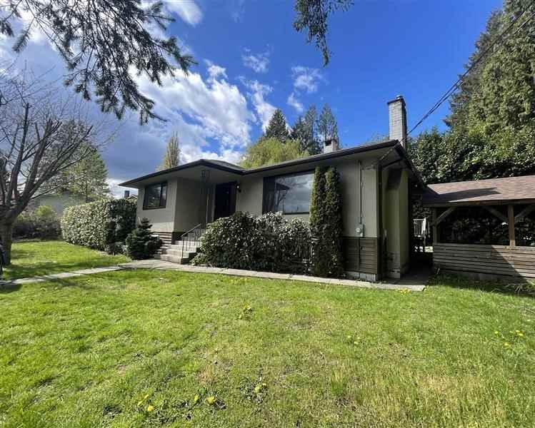 993 Friar Crescent, North Vancouver, BC V7G 1M8 1 Bedroom Apartment for