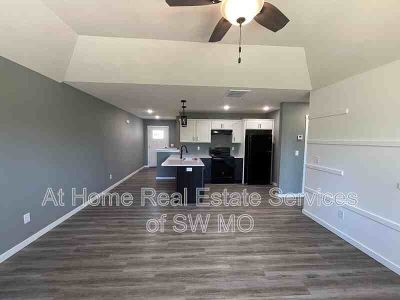 2775 S Meadowlark Ave - Photo 2 of 11