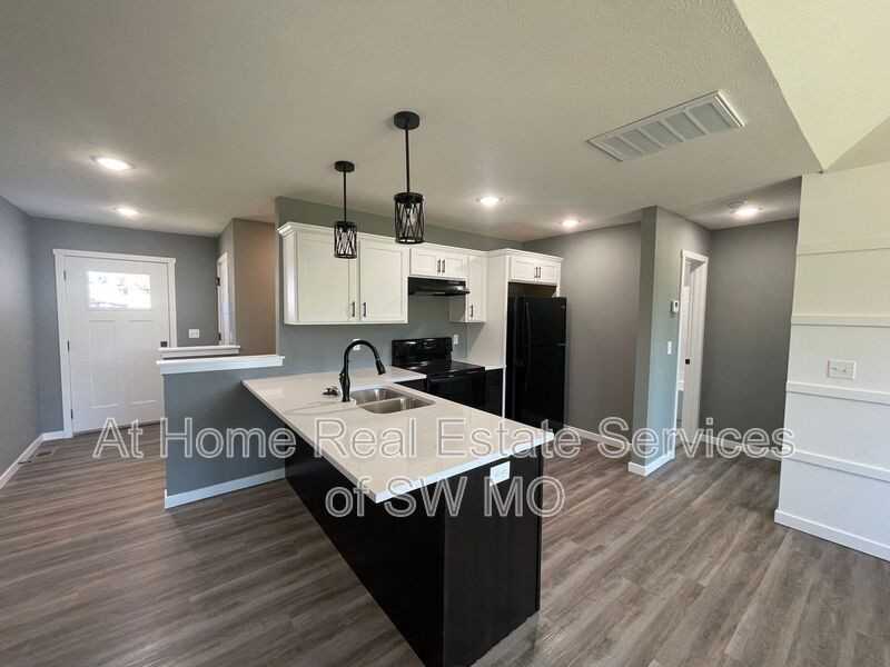 2775 S Meadowlark Ave - Photo 3 of 11