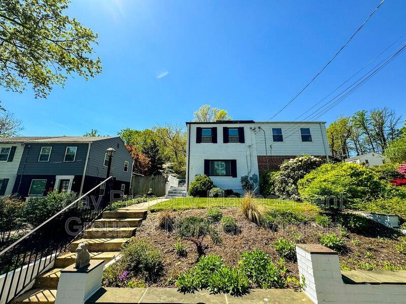 2411 Riverview Ter, Huntington, VA 22303 2 Bedroom Apartment for Rent