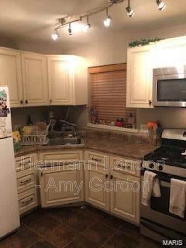 1329 Tamm Ave - Photo 2 of 7