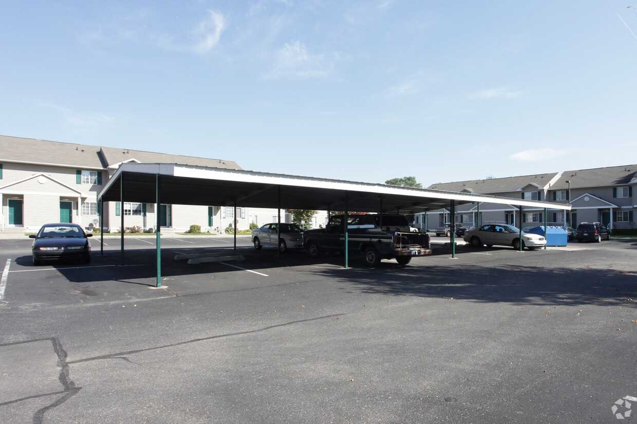 Royale Glen - Photo 3 of 9