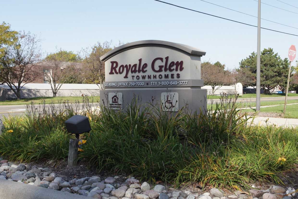 Royale Glen - Photo 4 of 9