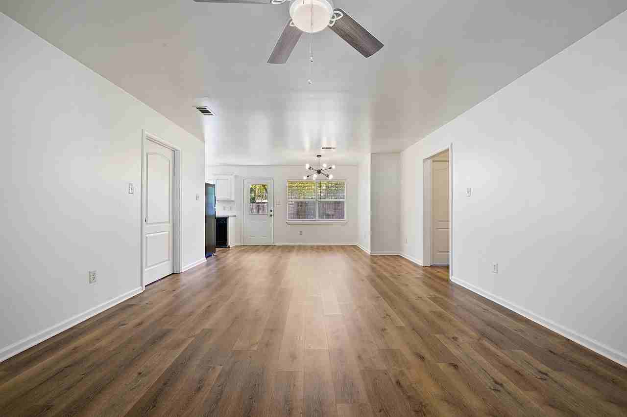 Lockhart - Photo 2 of 11