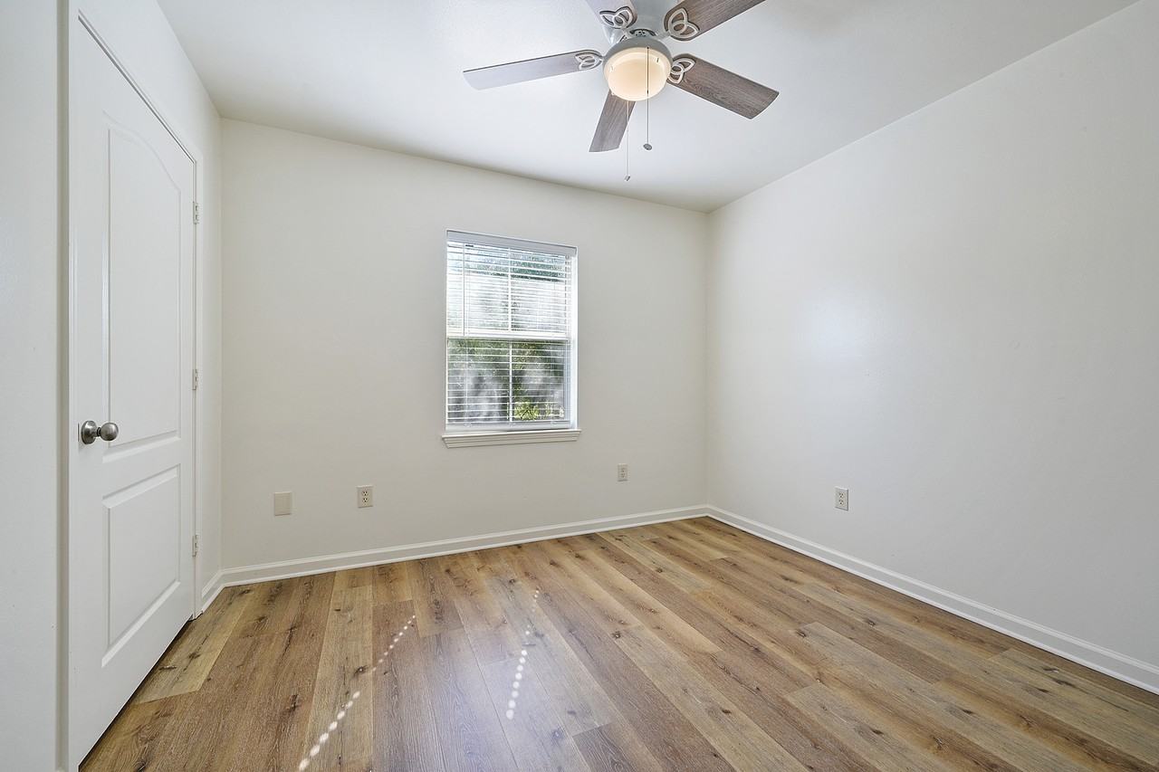 Lockhart - Photo 3 of 11