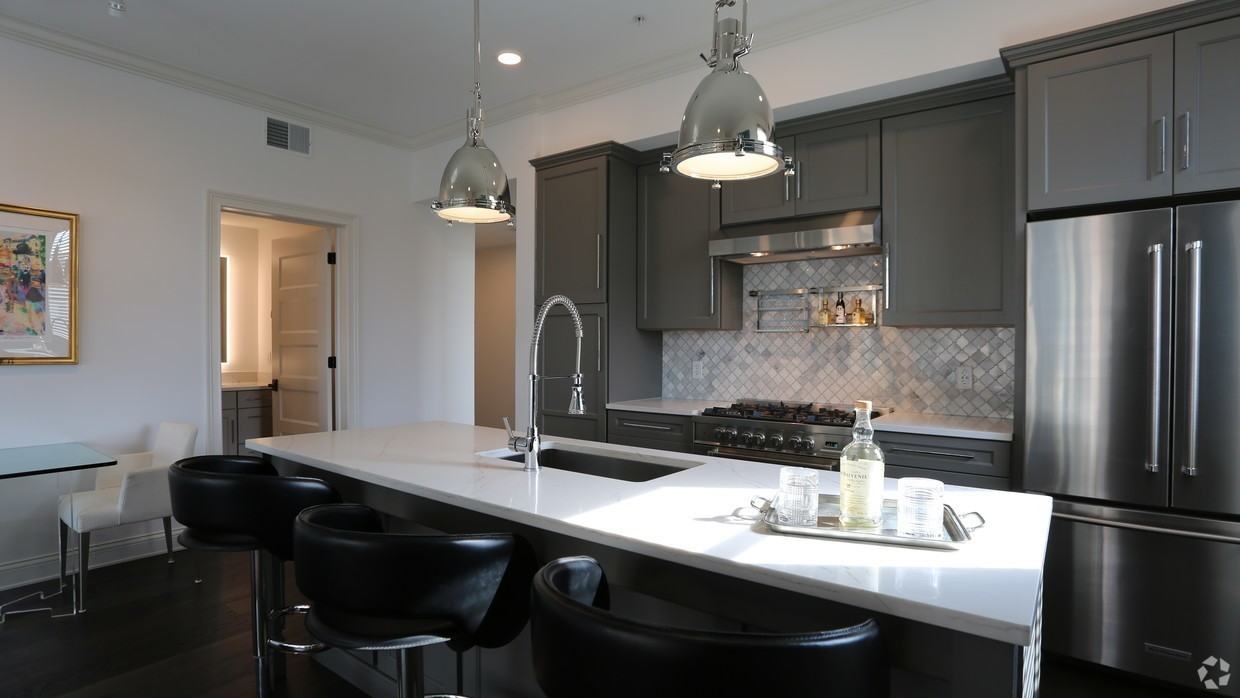 936 N High St - Photo 3 of 50