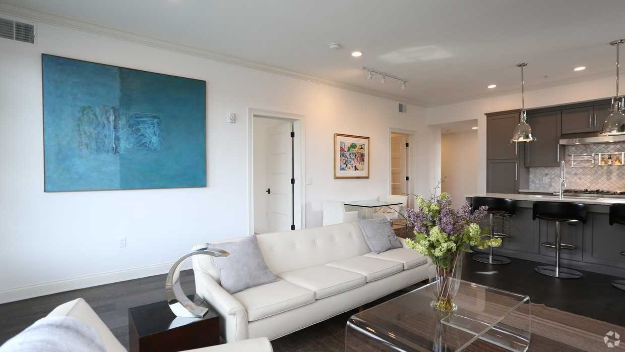 936 N High St - Photo 5 of 50