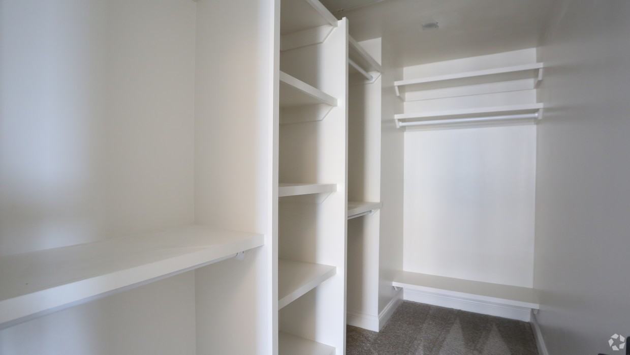 936 N High St - Photo 6 of 50