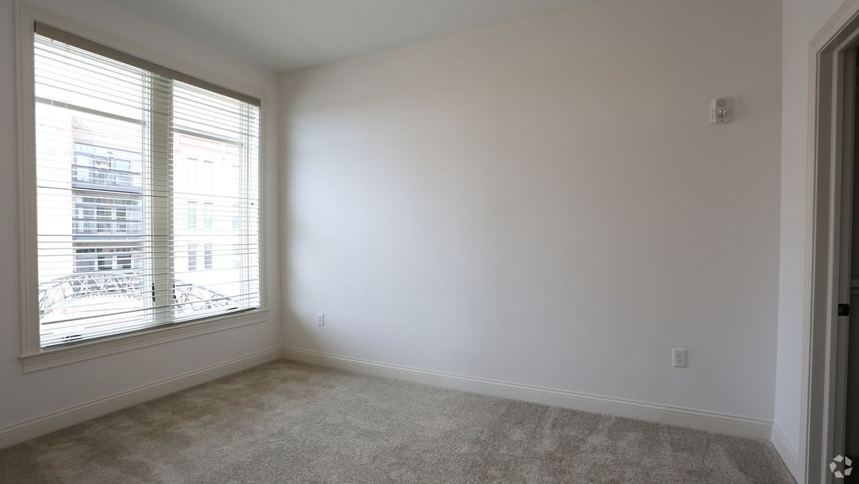 936 N High St - Photo 7 of 50