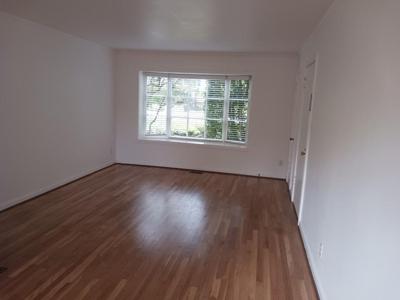 Broadmoor Manor - Photo 3 of 50